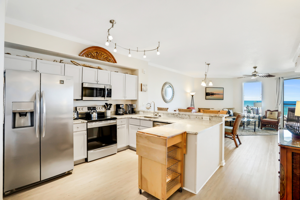 Oceanfront condo with pool, hot tub, sauna, gym, bikes, tennis - lovely balcony