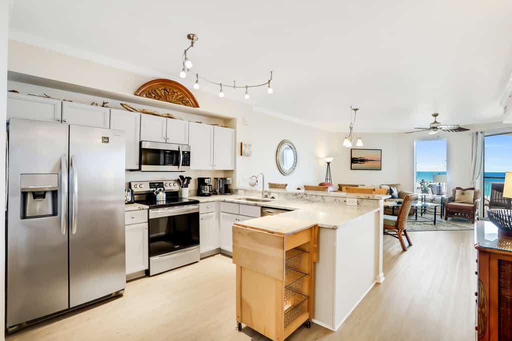 Oceanfront condo with pool, hot tub, sauna, gym, bikes, tennis - lovely balcony