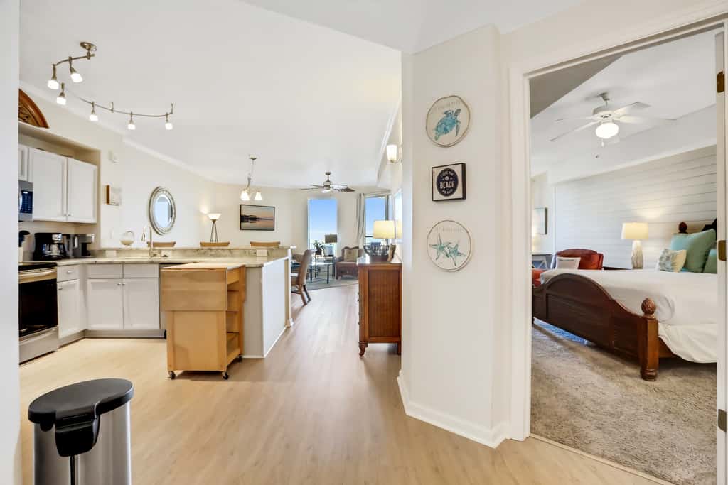 Oceanfront condo with pool, hot tub, sauna, gym, bikes, tennis - lovely balcony
