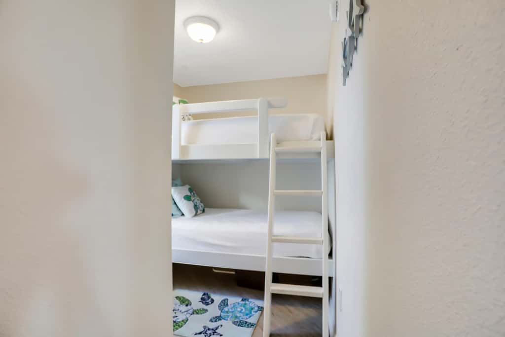 Oceanfront condo with pool, hot tub, sauna, gym, bikes, tennis - lovely balcony