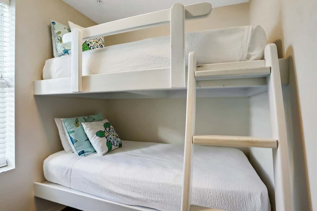 Oceanfront condo with pool, hot tub, sauna, gym, bikes, tennis - lovely balcony