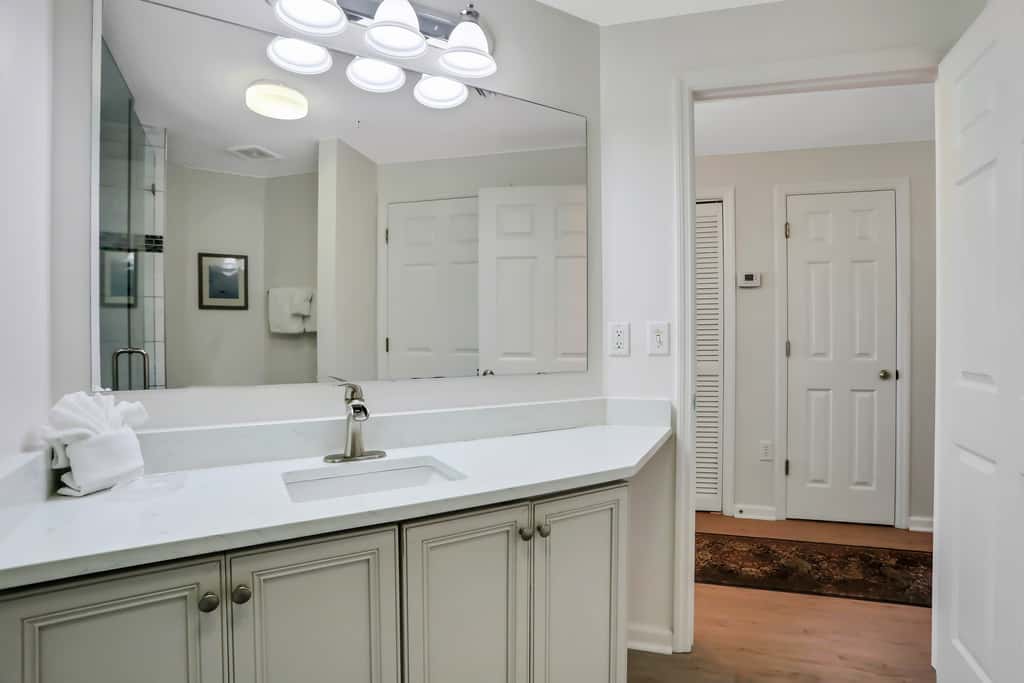 Oceanfront condo with pool, hot tub, sauna, gym, bikes, tennis - lovely balcony