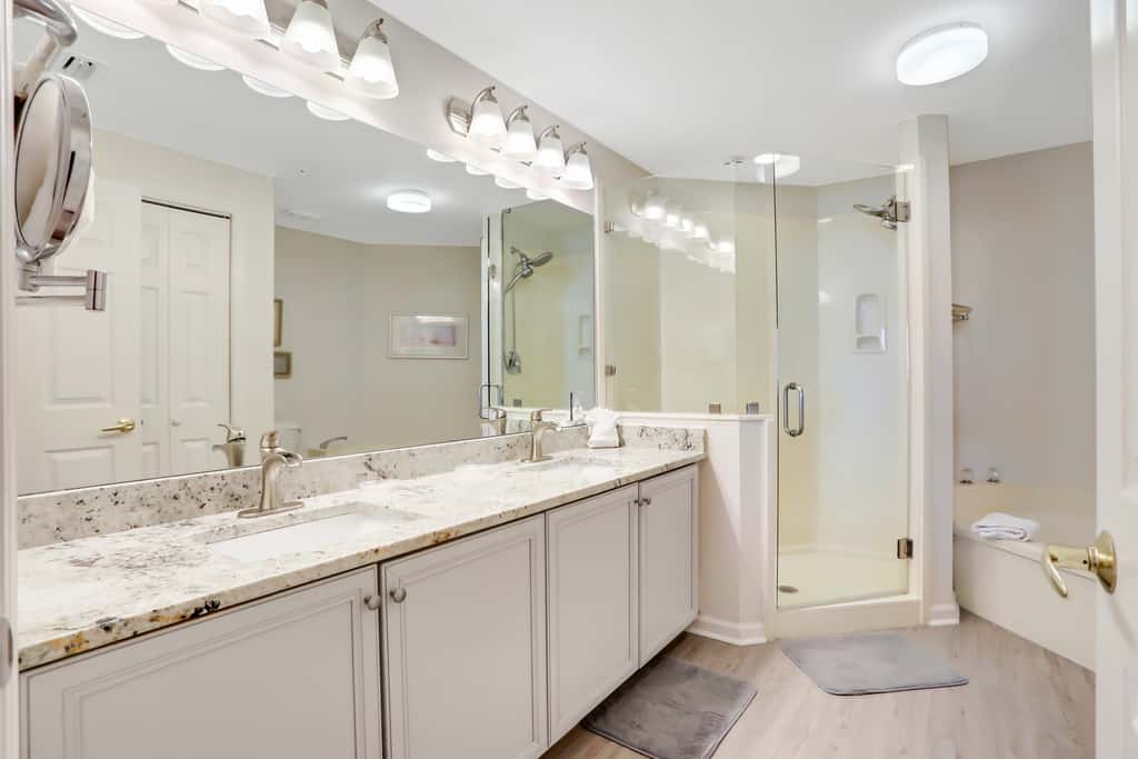 Oceanfront condo with pool, hot tub, sauna, gym, bikes, tennis - lovely balcony