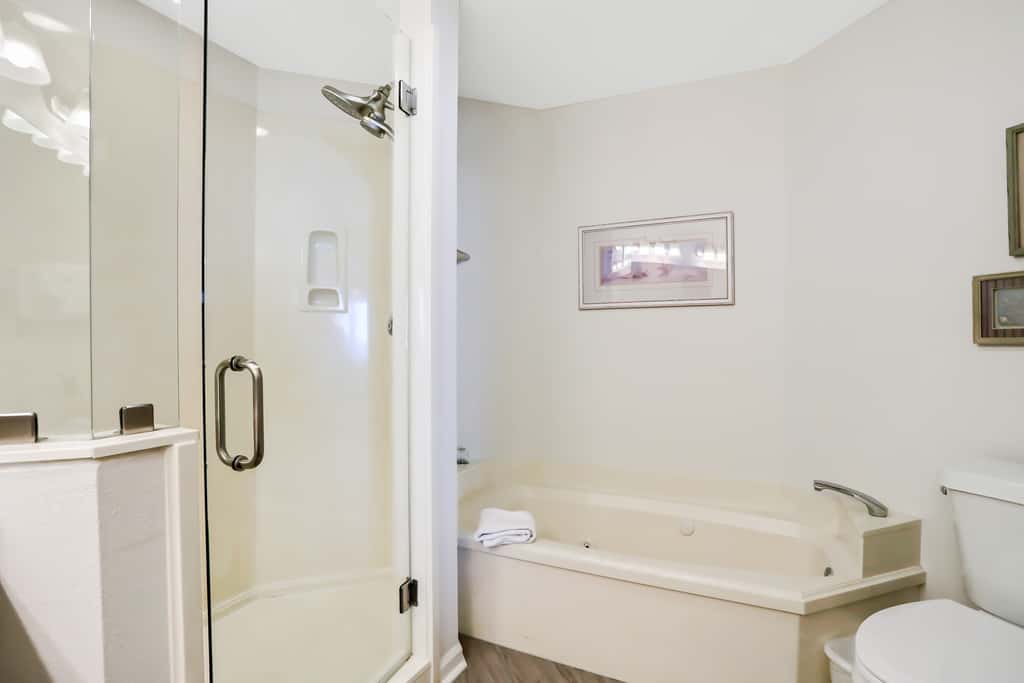 Oceanfront condo with pool, hot tub, sauna, gym, bikes, tennis - lovely balcony