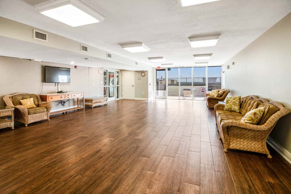Great beachfront condo with pool & tennis - quick drive to dining