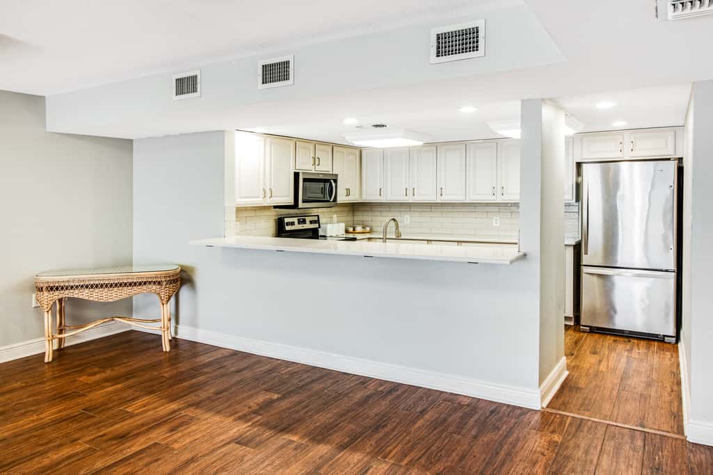 Great beachfront condo with pool & tennis - quick drive to dining