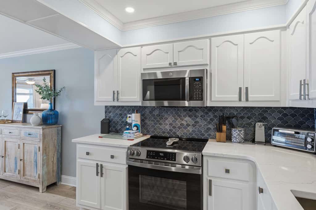 Great beachfront condo with pool & tennis - quick drive to dining