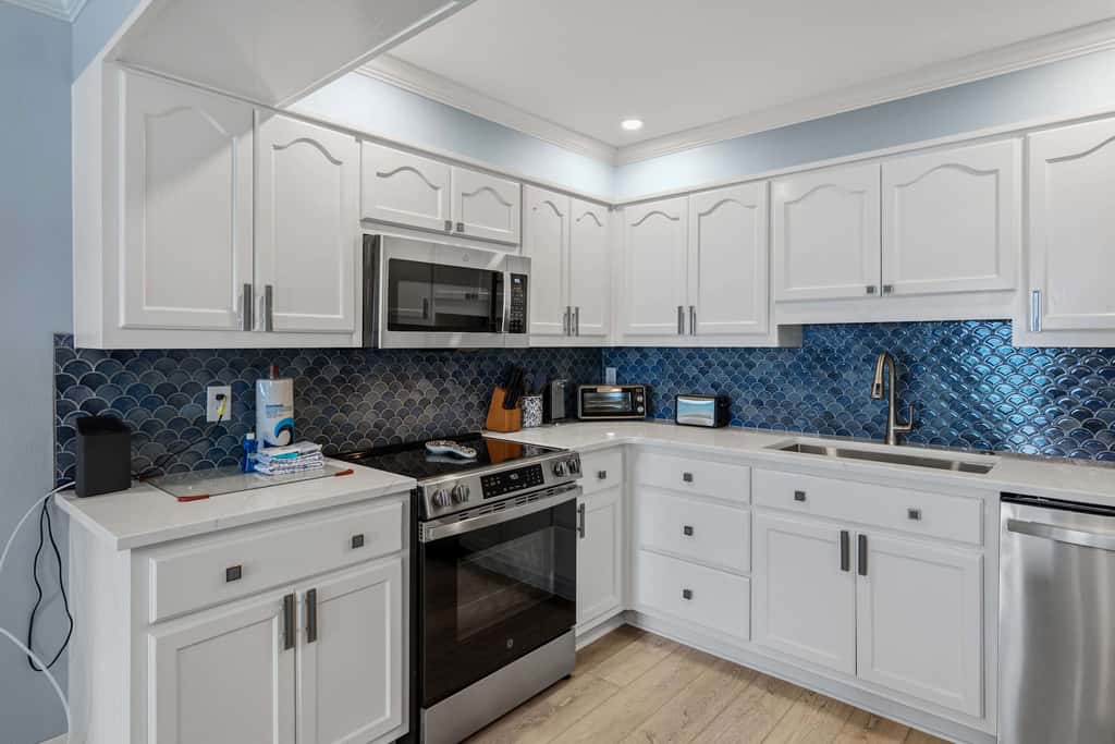 Great beachfront condo with pool & tennis - quick drive to dining