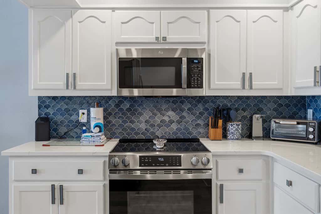 Great beachfront condo with pool & tennis - quick drive to dining