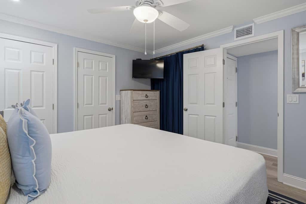 Great beachfront condo with pool & tennis - quick drive to dining