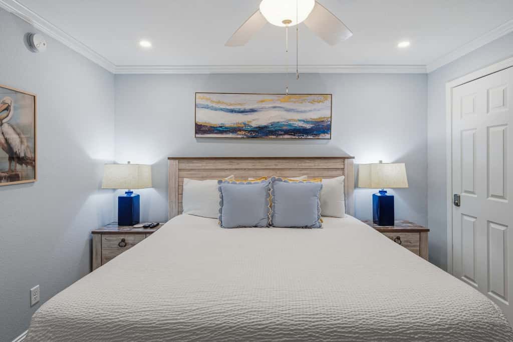 Great beachfront condo with pool & tennis - quick drive to dining