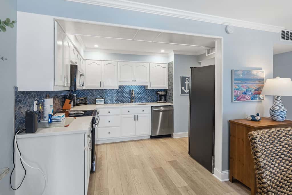 Great beachfront condo with pool & tennis - quick drive to dining
