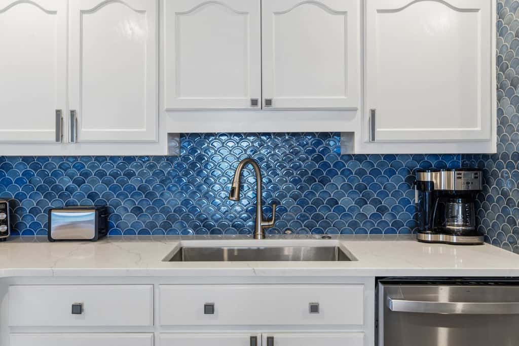 Great beachfront condo with pool & tennis - quick drive to dining