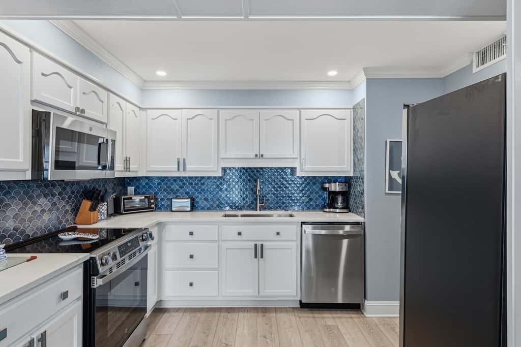 Great beachfront condo with pool & tennis - quick drive to dining