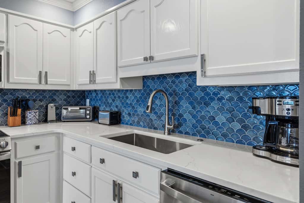 Great beachfront condo with pool & tennis - quick drive to dining