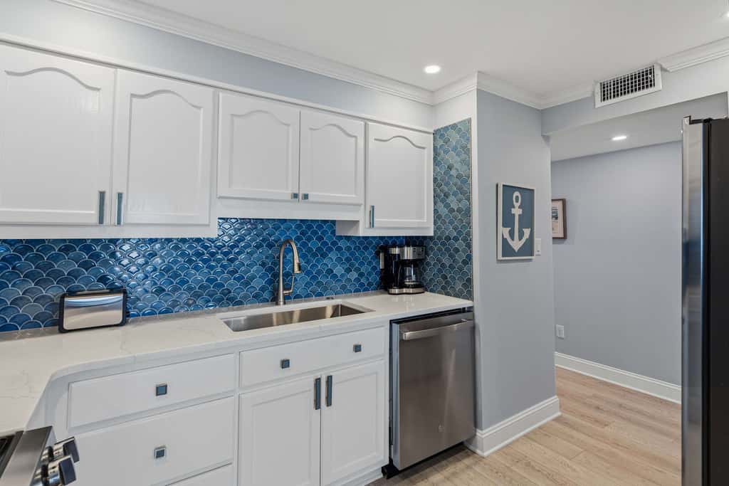 Great beachfront condo with pool & tennis - quick drive to dining