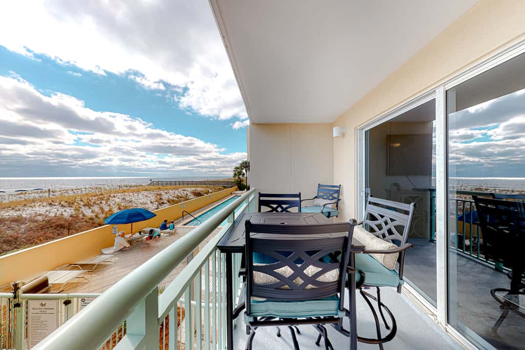 Oceanfront Condo with Shared Pool & Hot Tub, Ocean View, & Private Washer&Dryer