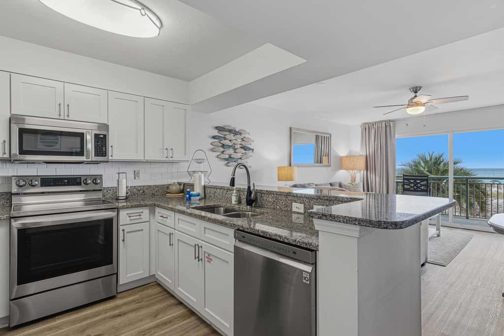 Oceanfront Condo with Shared Pool & Hot Tub, Ocean View, & Private Washer&Dryer