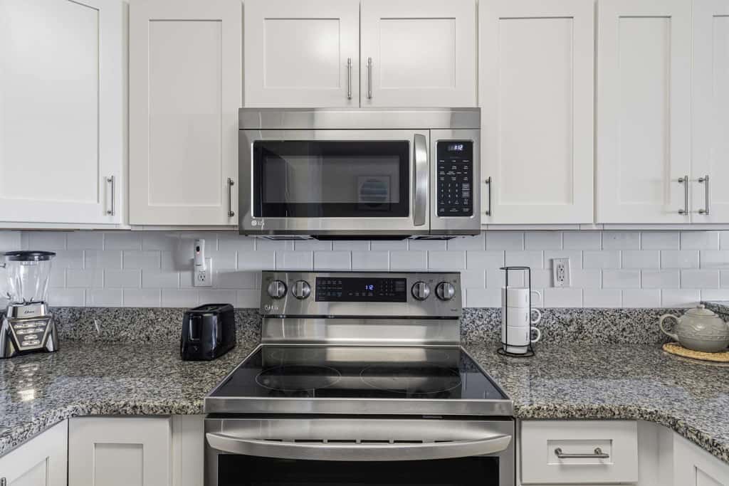 Oceanfront Condo with Shared Pool & Hot Tub, Ocean View, & Private Washer&Dryer
