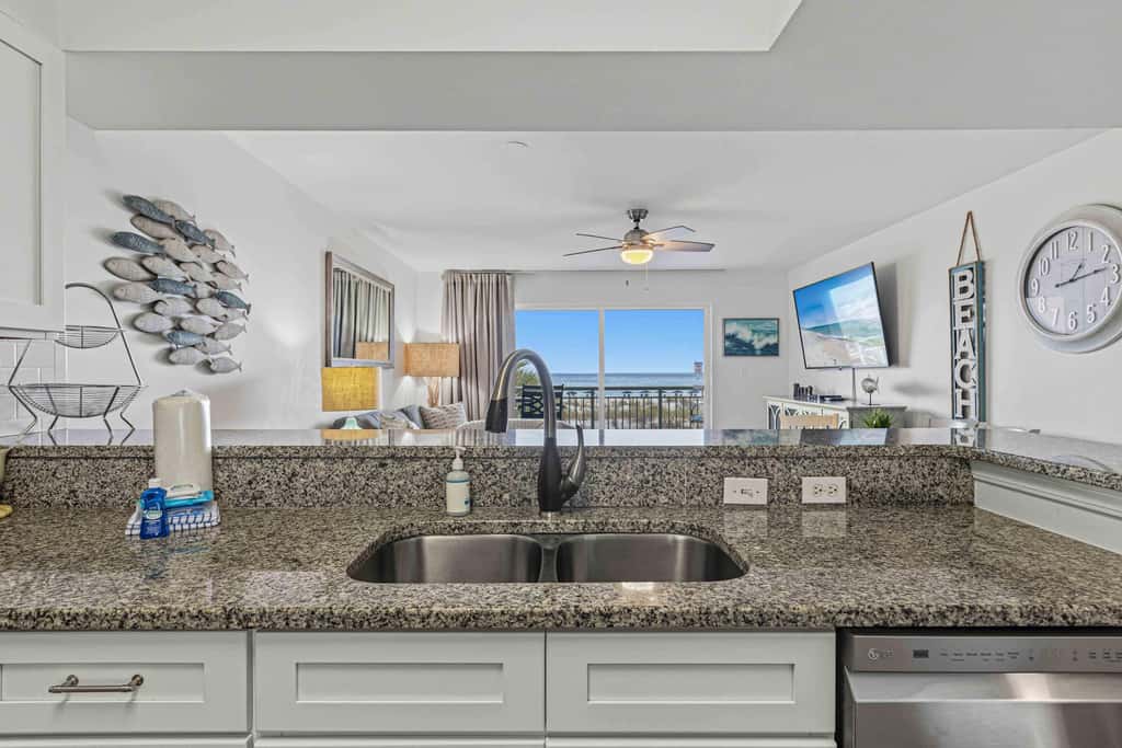 Oceanfront Condo with Shared Pool & Hot Tub, Ocean View, & Private Washer&Dryer