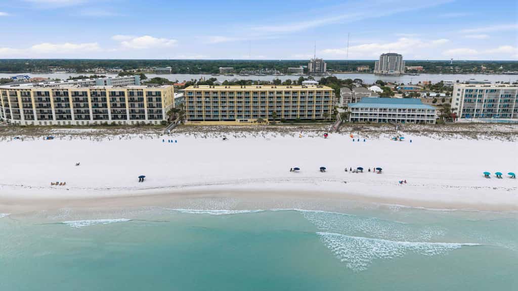 Oceanfront Condo with Shared Pool & Hot Tub, Ocean View, & Private Washer&Dryer