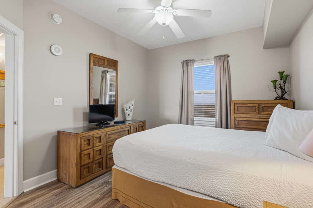 24th-floor oceanfront condo with pool access, ocean view & WD