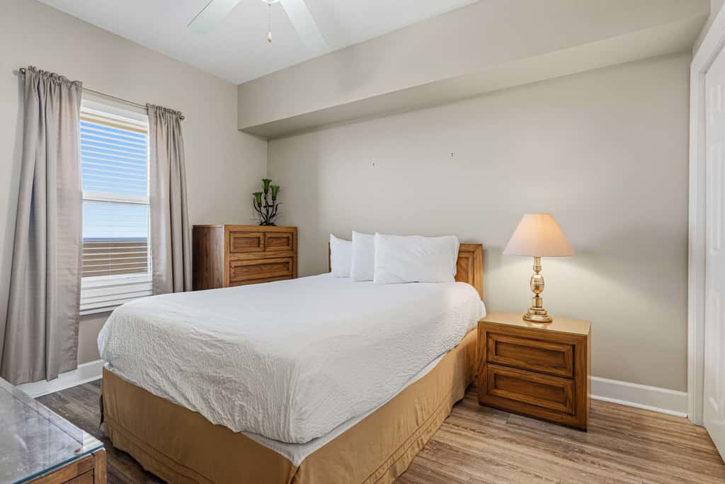 24th-floor oceanfront condo with pool access, ocean view & WD