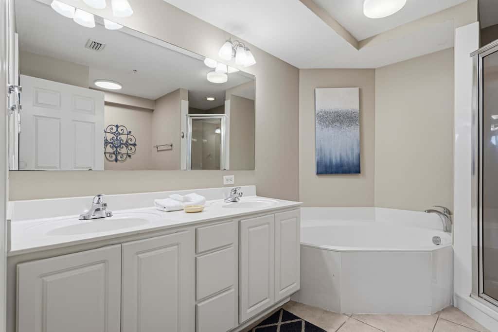24th-floor oceanfront condo with pool access, ocean view & WD