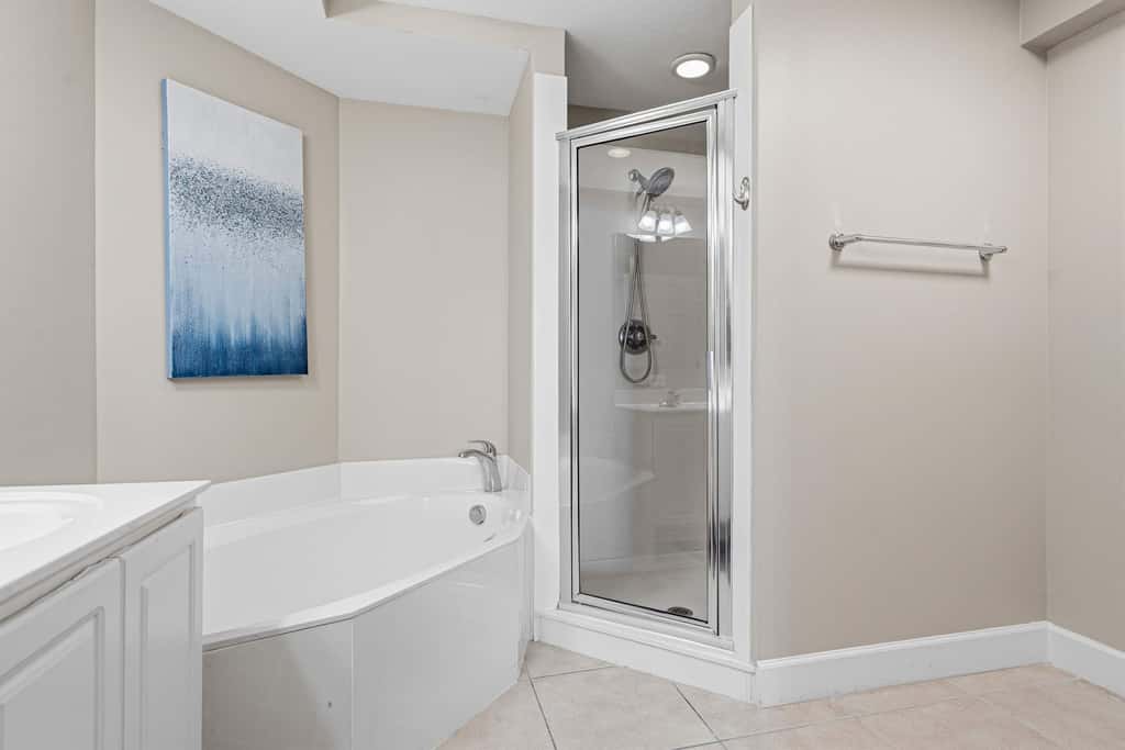24th-floor oceanfront condo with pool access, ocean view & WD