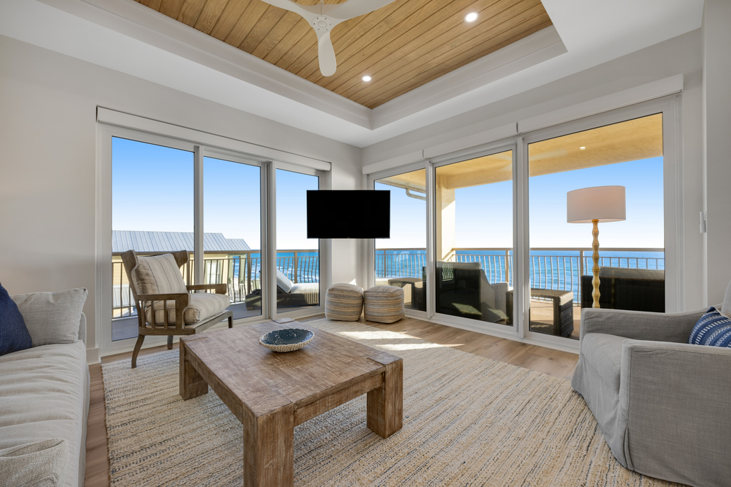 Beachy Keen -Luxuriously renovated condo with Gulf views, beach access, pool, & hot tub