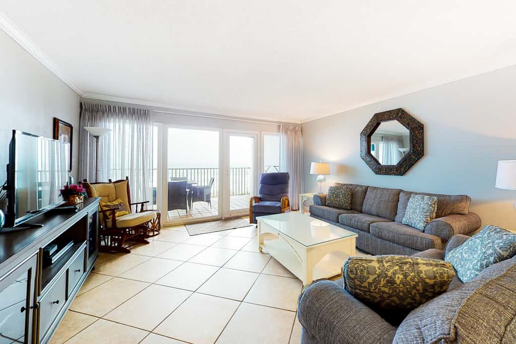 Modern Gulf-front condo with beach setup - close to restaurants