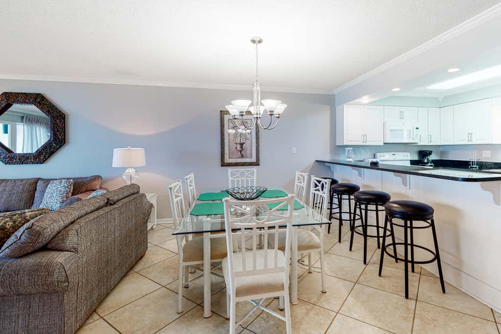 Modern Gulf-front condo with beach setup - close to restaurants