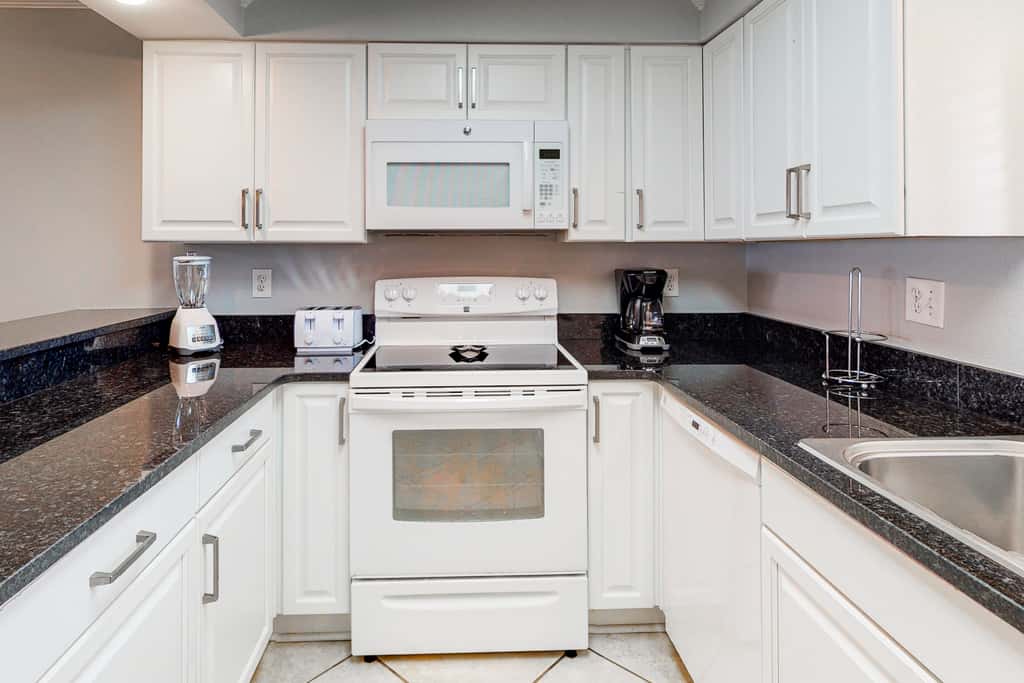 Modern Gulf-front condo with beach setup - close to restaurants