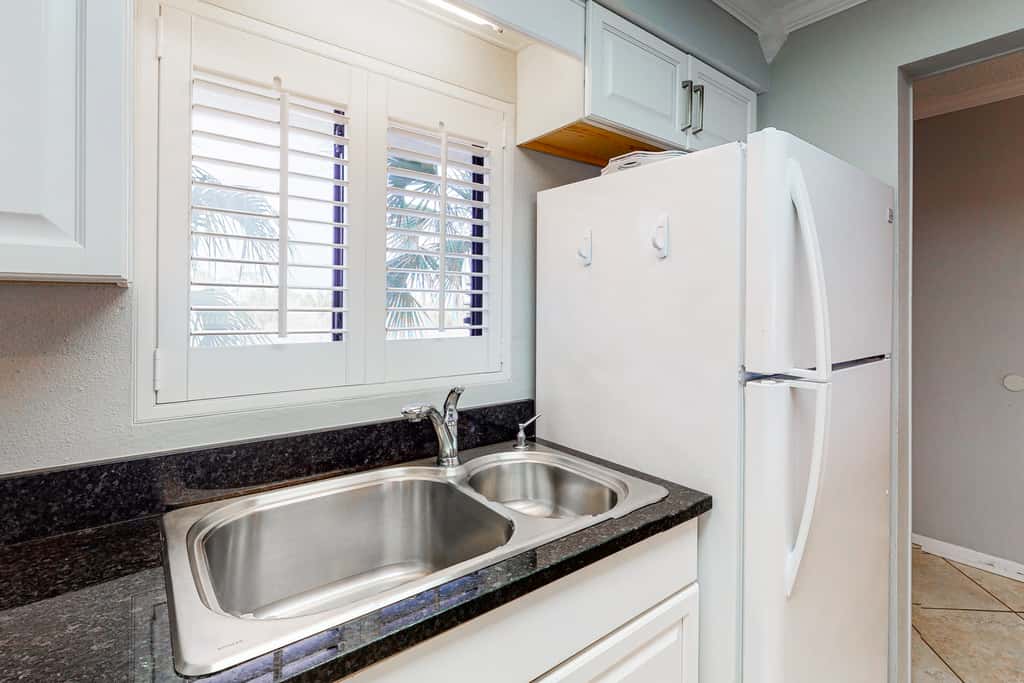 Modern Gulf-front condo with beach setup - close to restaurants
