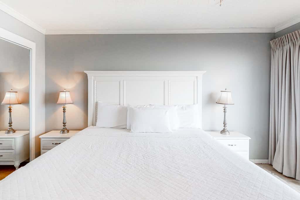 Modern Gulf-front condo with beach setup - close to restaurants