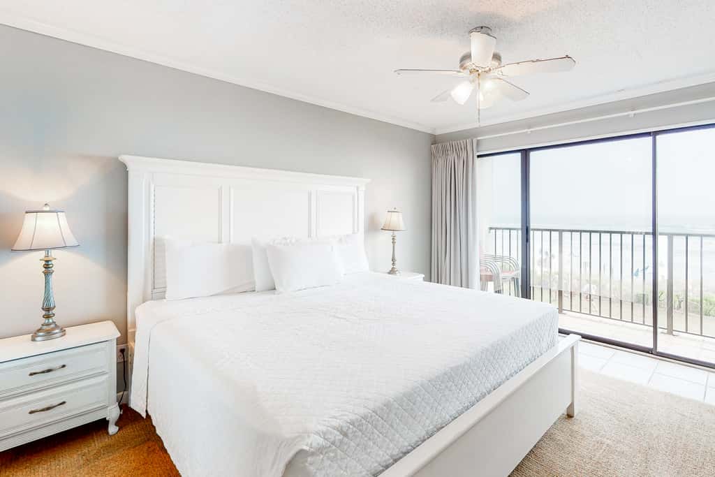 Modern Gulf-front condo with beach setup - close to restaurants