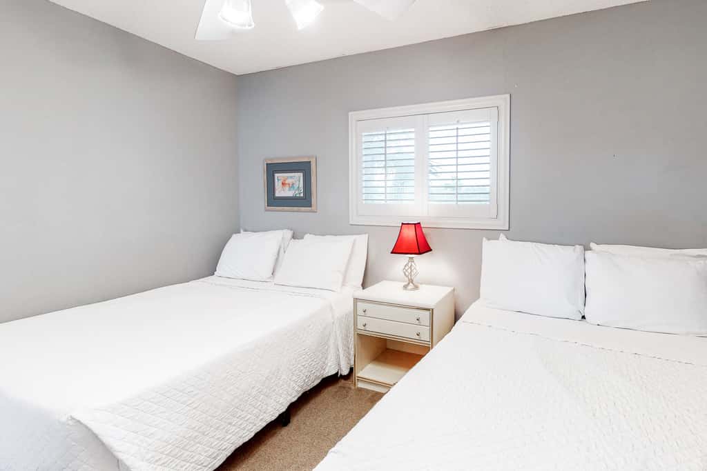 Modern Gulf-front condo with beach setup - close to restaurants