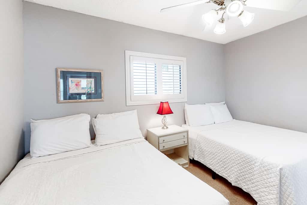 Modern Gulf-front condo with beach setup - close to restaurants