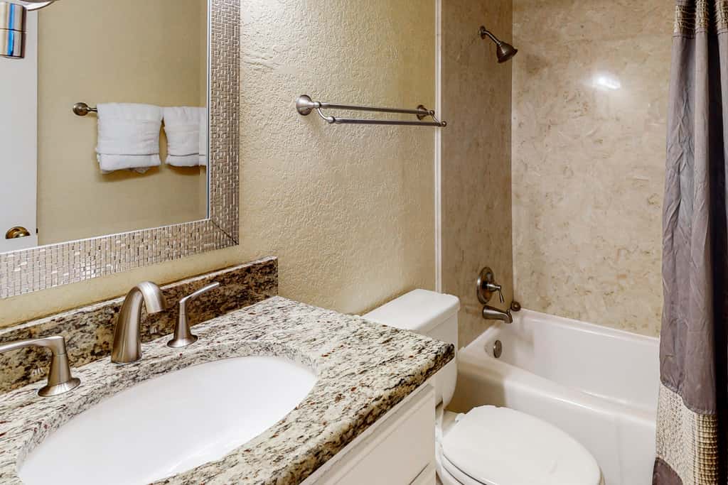 Modern Gulf-front condo with beach setup - close to restaurants
