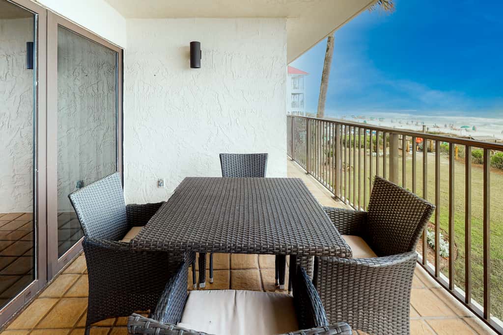 Modern Gulf-front condo with beach setup - close to restaurants
