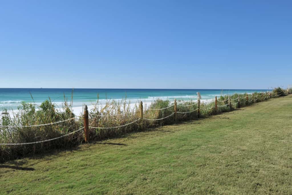 Modern Gulf-front condo with beach setup - close to restaurants