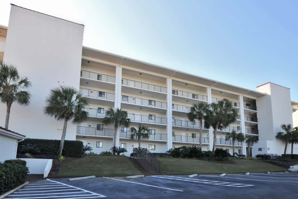 Modern Gulf-front condo with beach setup - close to restaurants