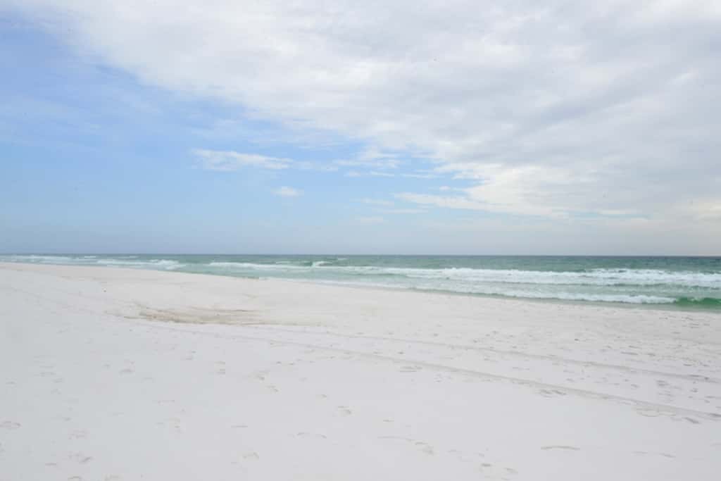 Modern Gulf-front condo with beach setup - close to restaurants