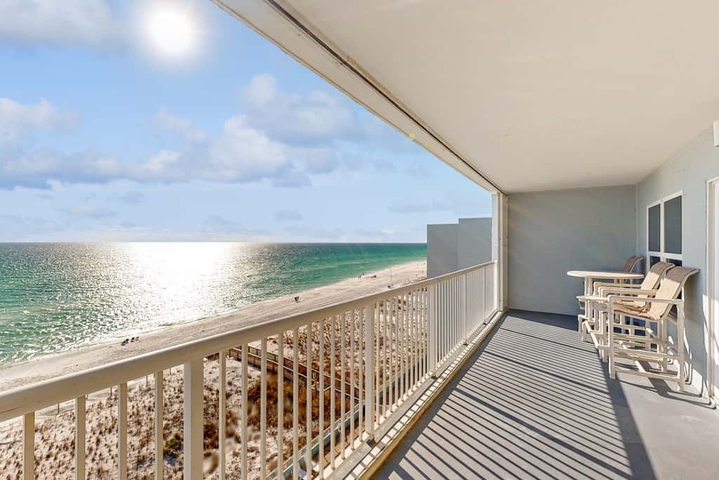 Seventh floor condo with ocean view, washer&dryer, and pool - walk to dining
