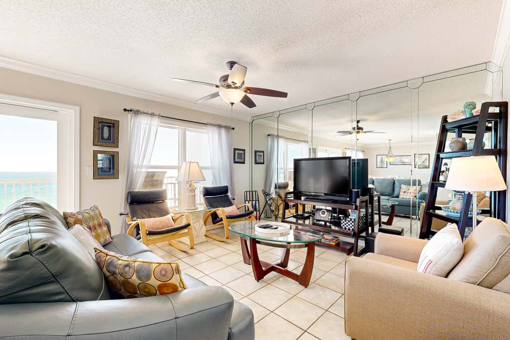 Seventh floor condo with ocean view, washer&dryer, and pool - walk to dining
