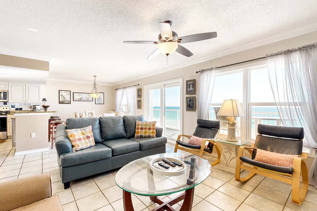Seventh floor condo with ocean view, washer&dryer, and pool - walk to dining