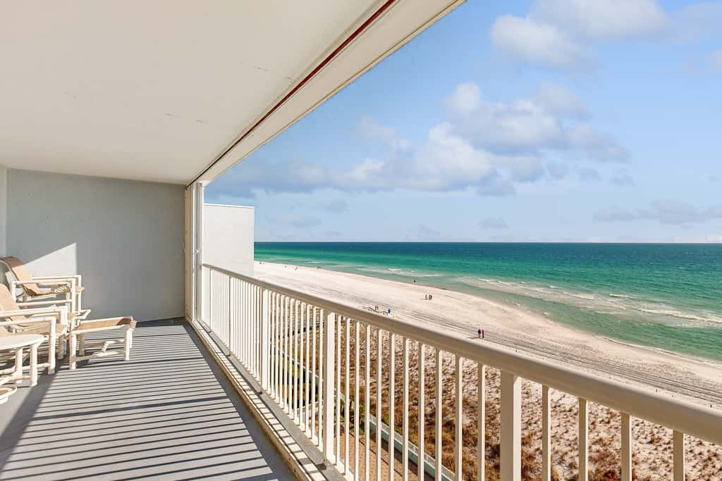 Seventh floor condo with ocean view, washer&dryer, and pool - walk to dining