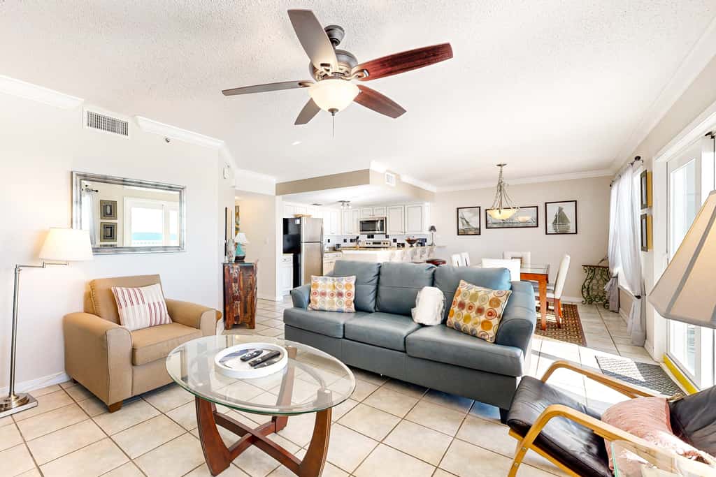 Seventh floor condo with ocean view, washer&dryer, and pool - walk to dining