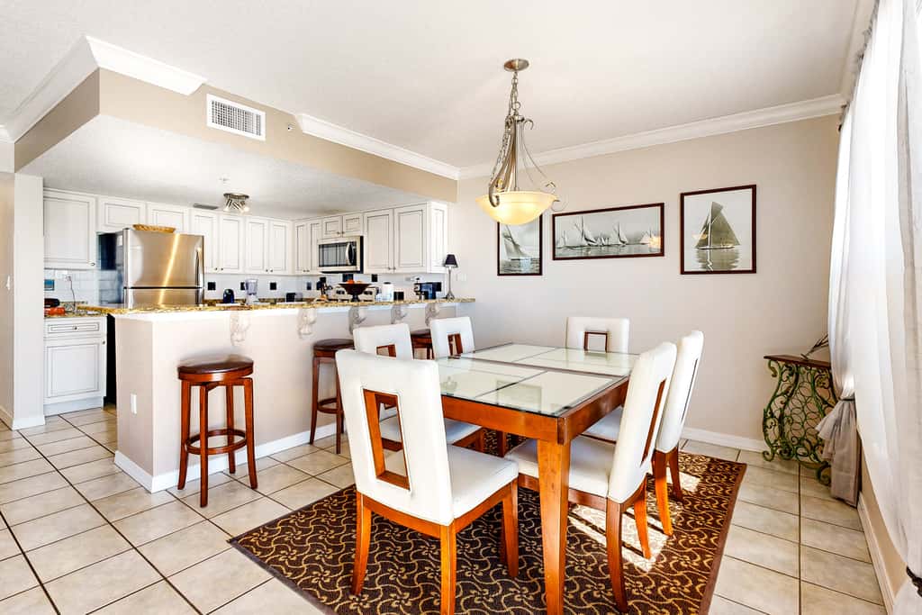 Seventh floor condo with ocean view, washer&dryer, and pool - walk to dining