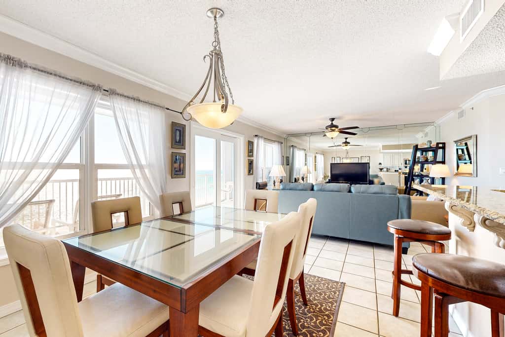 Seventh floor condo with ocean view, washer&dryer, and pool - walk to dining